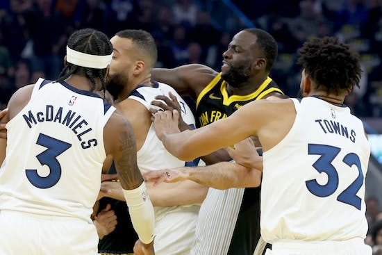 Während des Spiels Golden State Warriors vs. Minnesota Timberwolves kommt es zu einer Kampfszene